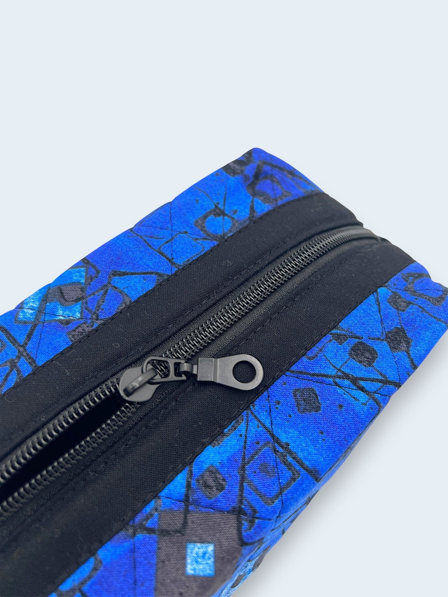 Blue Geometric Holland pouch, close-up of the top zipper and pull tab — handmade by The Cozy Daisy
