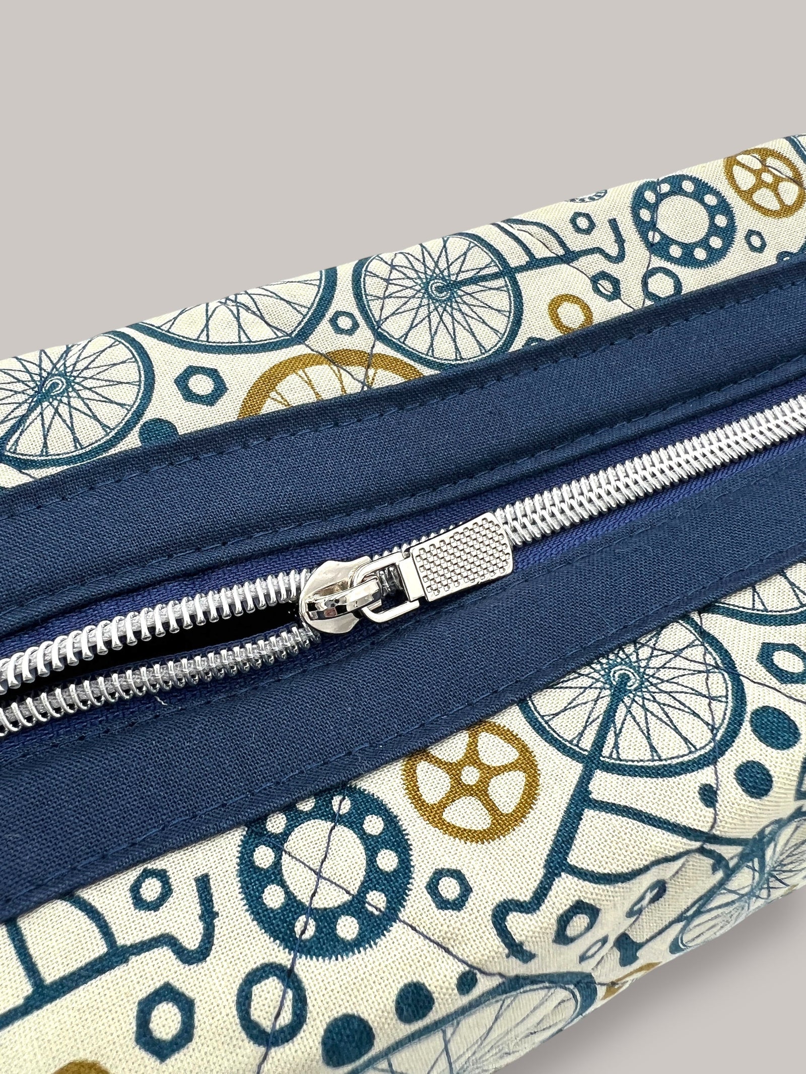 Wheels Go Round Holland pouch, close-up of the top zipper and pull tab — handmade by The Cozy Daisy